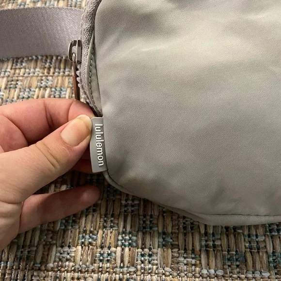 Lululemon Athletica Gray Belt Bag with Adjustable Straps - Picture 5 of 7